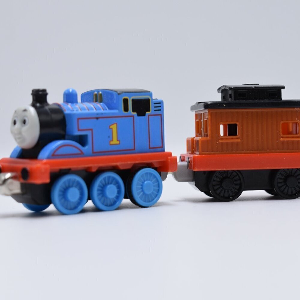 Thomas & Friends Take 'n Play Pull And Zoom Diecast Train Engine & Caboose 2011